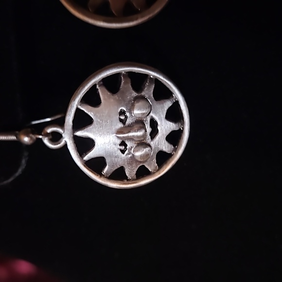 Smiling Sun dangle earrings - Picture 2 of 4